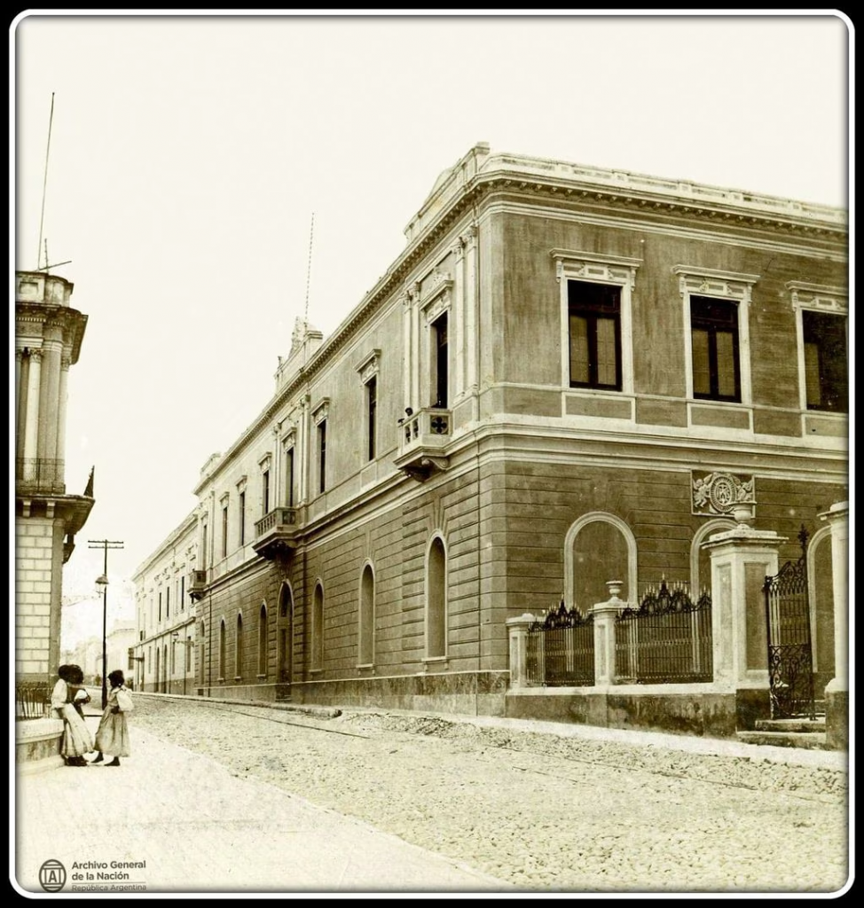 Universidad Nacional de Córdoba (1910), la más antigua del país y una de las primeras de América.