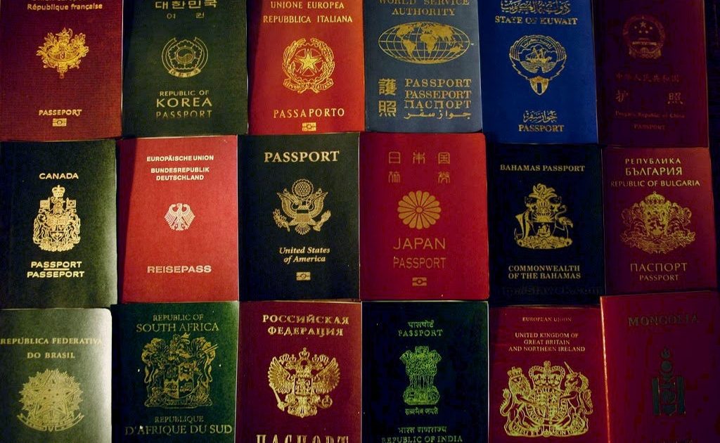 El pasaporte argentino, junto a otros de distintos países del mundo. 