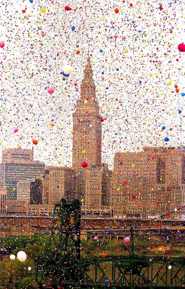 Paisaje de Cleveland repleto de 1.5 millones de globos. 