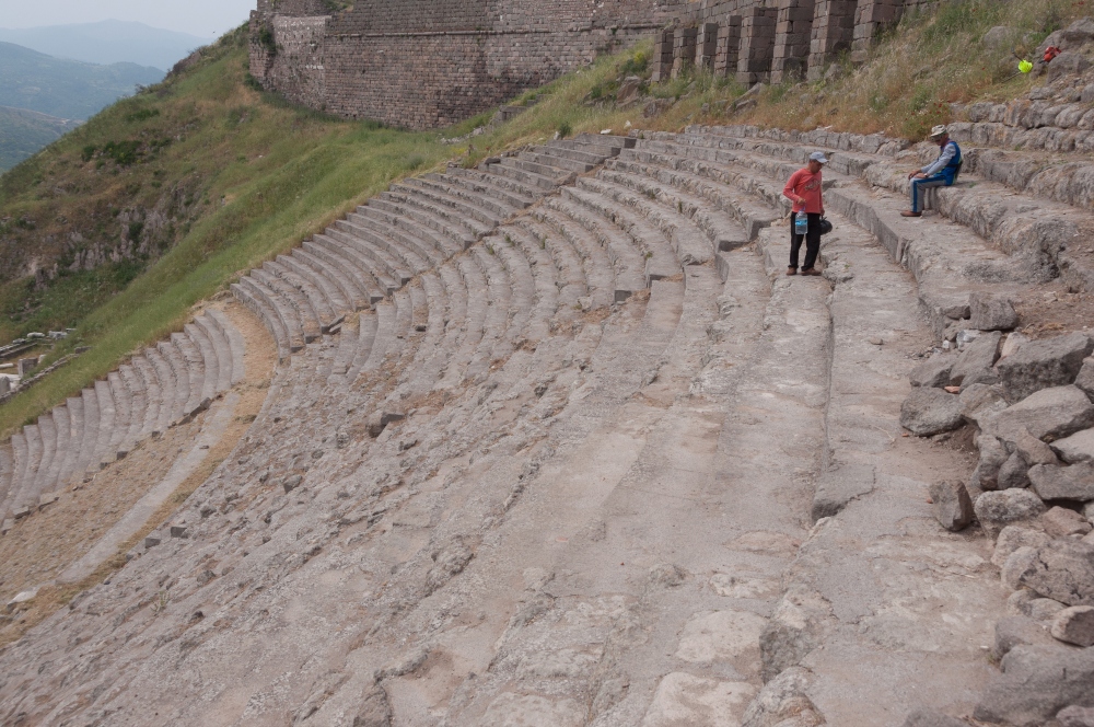 Dos personas visitan las grandes del antiguo Teatro Pergamon. 