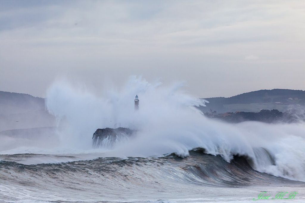 Faro de Mouro golpeado por las olas. 