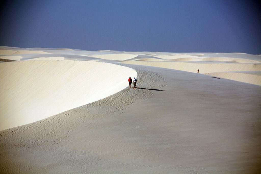 Personas caminando por las dunas del parque nacional Lençóis Maranhenses.