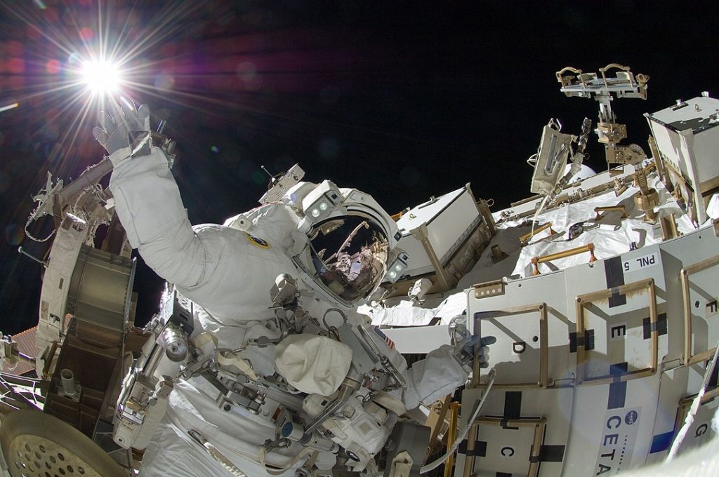 Sunita Williams, en una de sus caminatas espaciales, luego de completar la primera maratón en el espacio. 