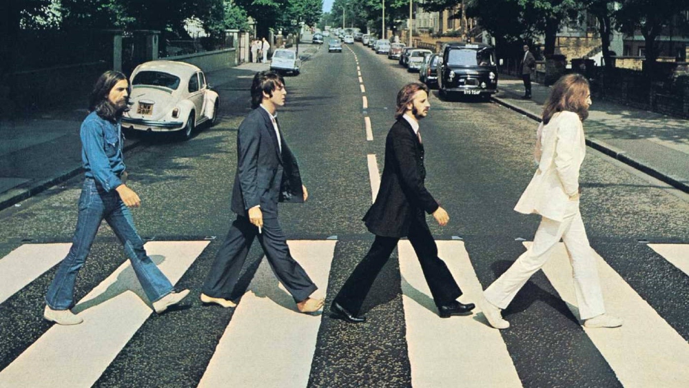 The Beatles cruzan una de las sendas peatonales más famosas de la historia. 