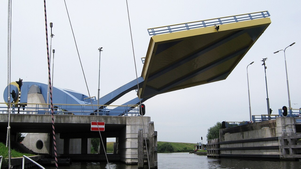 Puente Slauerhoffbrug en plena apertura.