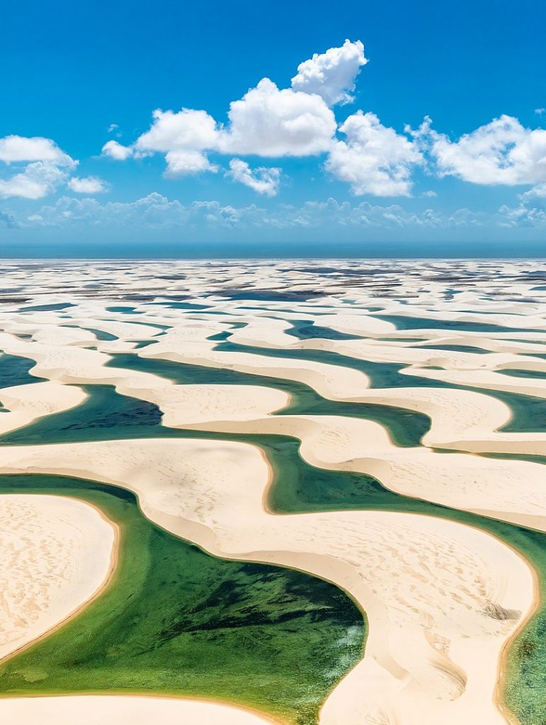 Toma aérea de las dunas y lagunas del parque nacional Lençóis Maranhenses.