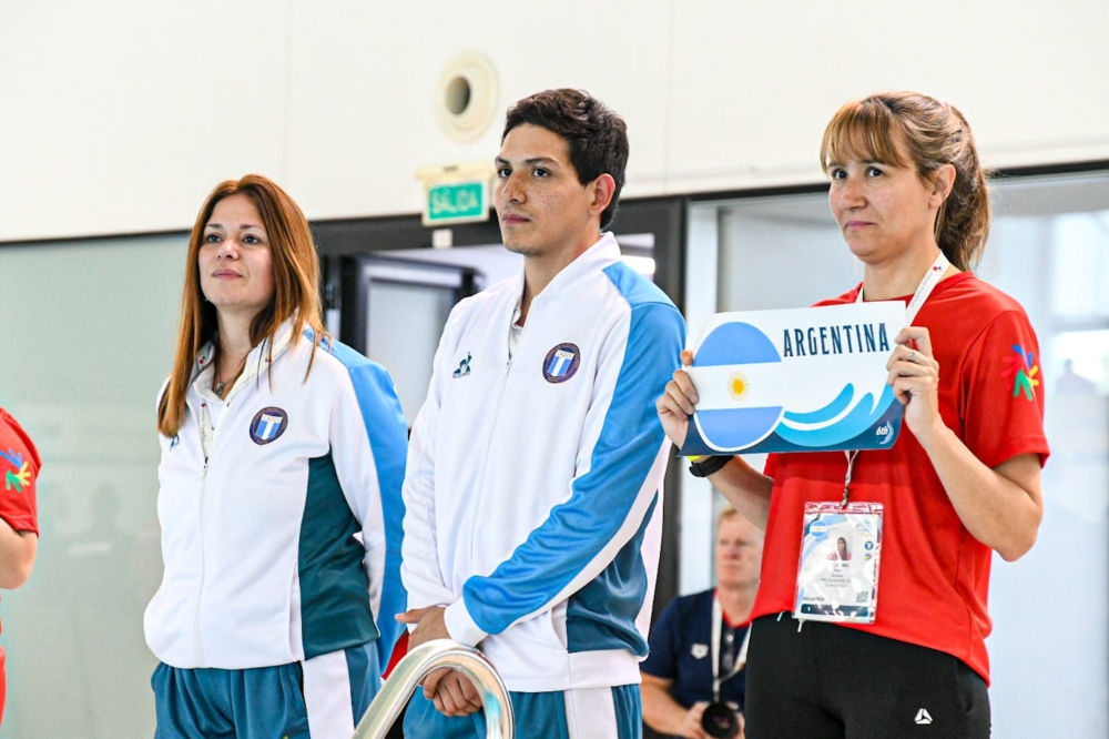 Emanuel Llanos y Diana Valentini en la ceremonia de apertura del Mundial de Natación para personas sordas de Buenos Aires 2023.