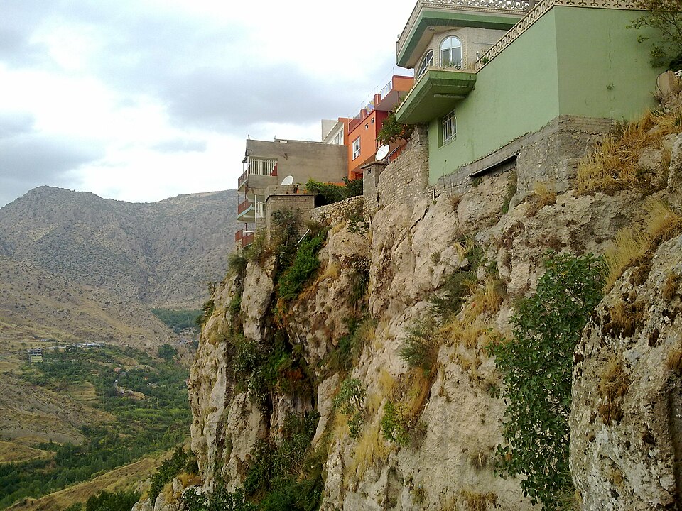 Casas modernas al borde del precipicio en Amadiya.  