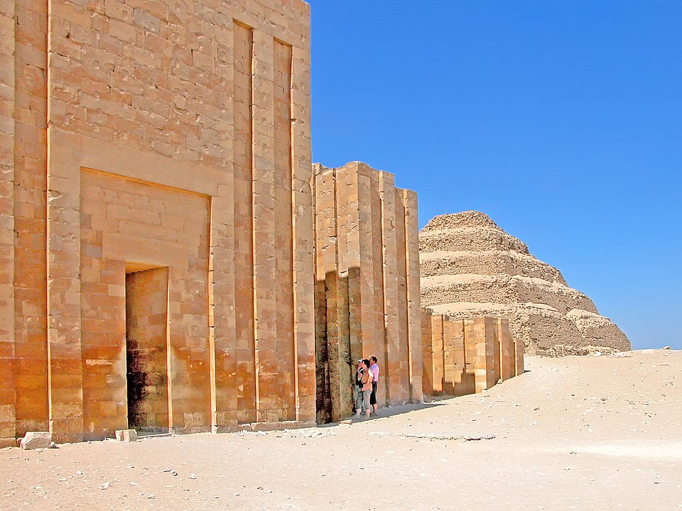Turistas visitando el predio de la pirámide Zoser.