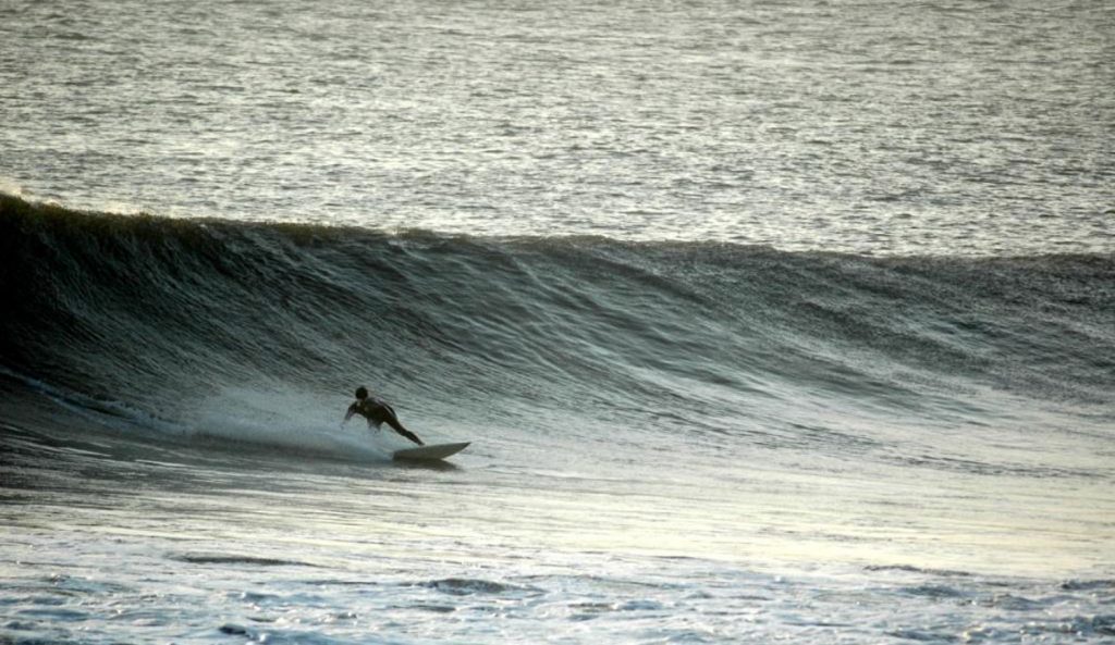 Una persona practica surf sobre una ola de Chicama. 