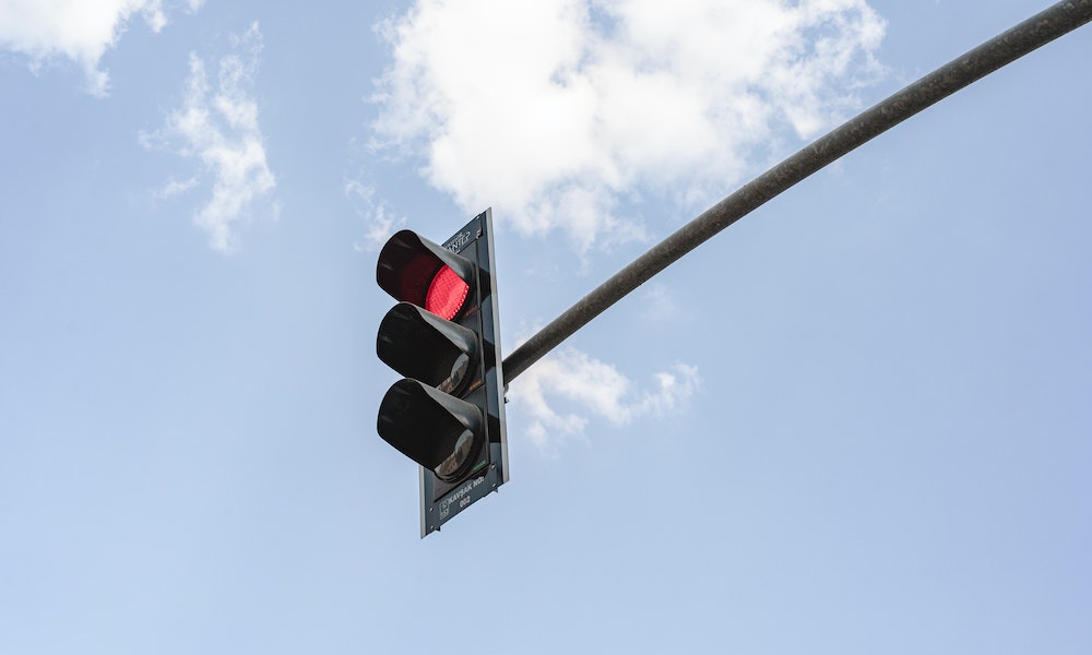 Uno de los tipos de semáforos del mundo con su luz de color rojo. 