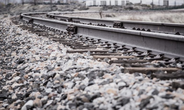 ¿Para qué sirven las piedras que se colocan en las vías del tren