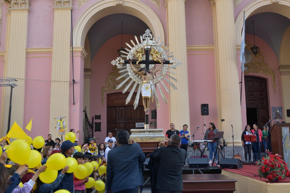 Fiesta del Milagro frente a la Catedral de Salta. 