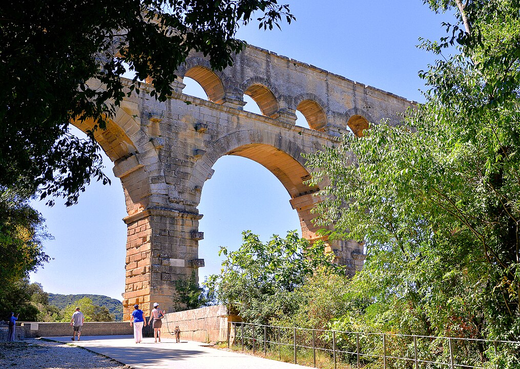 Paso peatonal en las cercanías del puente del Gard.