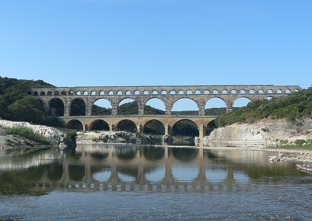 Río frente al puente del imperio romano.