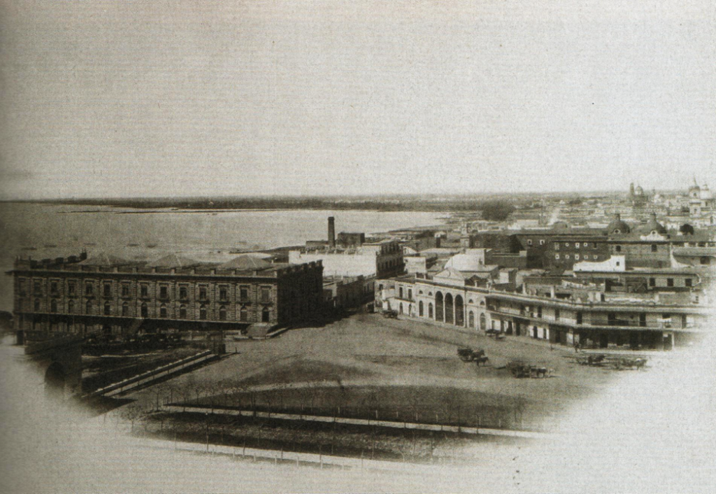 Edificio del Antiguo Congreso Nacional, identificado con sus tres arcos gigantes, frente a la Plaza de Mayo en 1867.