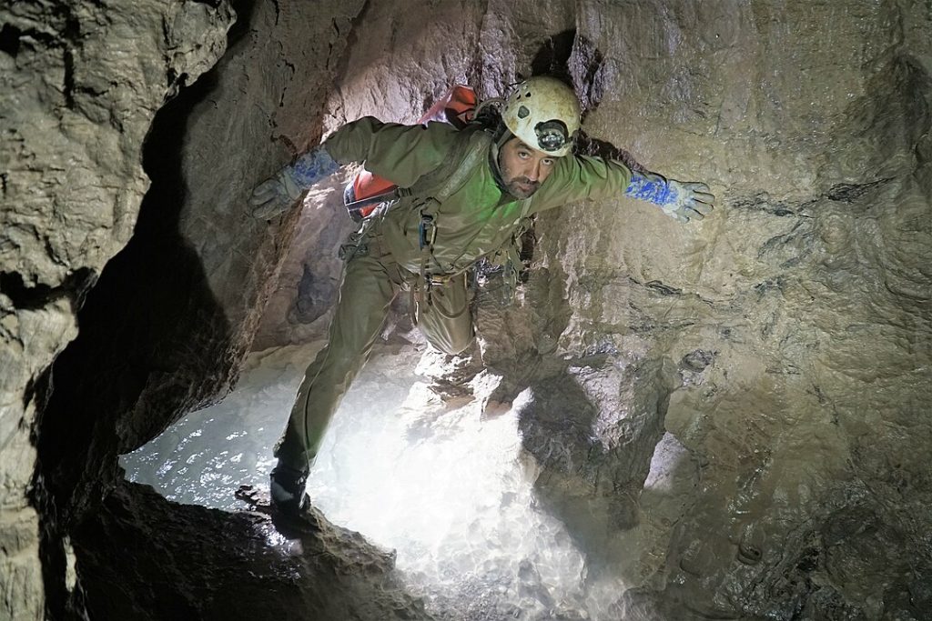 Hombre trabaja en la cueva más profunda del mundo.