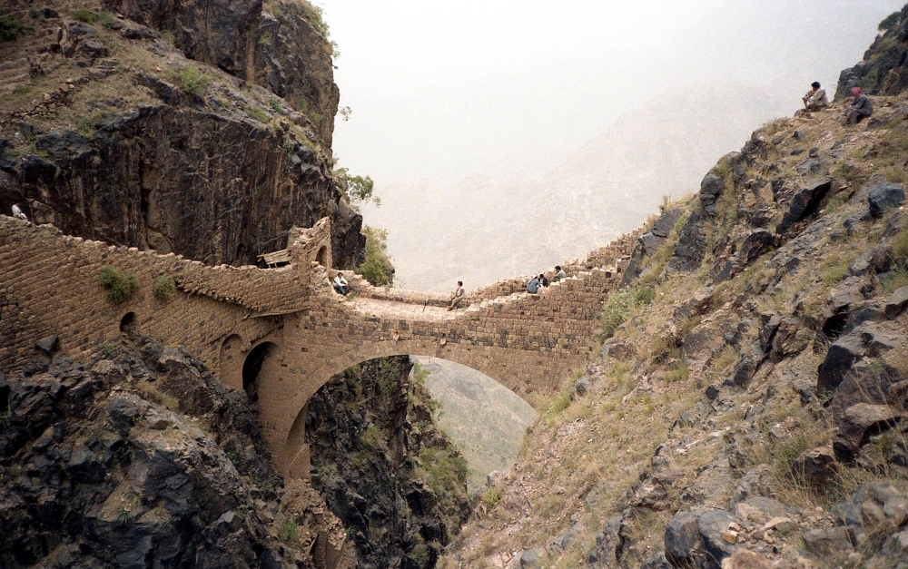 El Puente Shaharah en medio del paisaje montañoso.