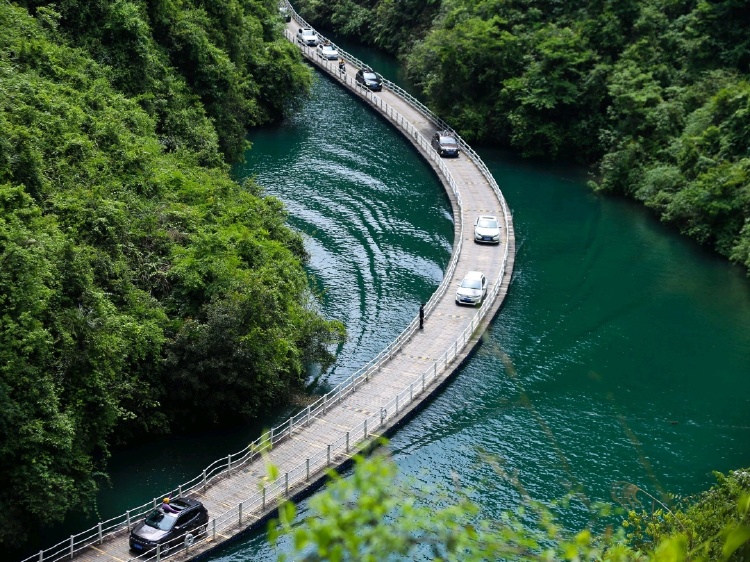 Autos circulan con precaución sobre el puente Xuan de China. 