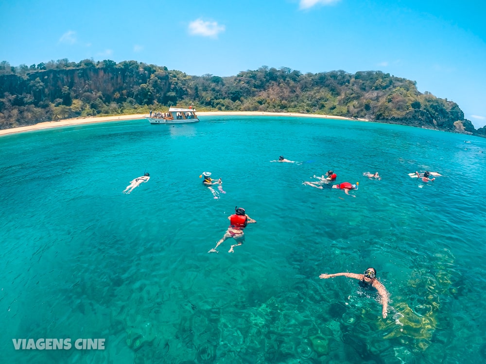 Turistas nadan y se sumergen en las costas de Brasil, frente a la playa de Baia do Sancho.