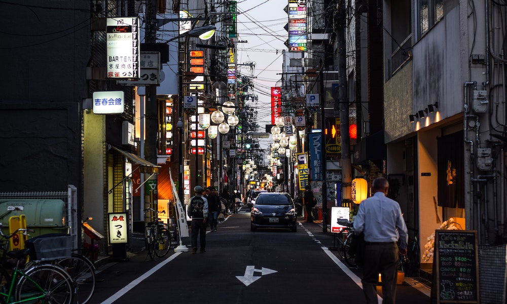Ancianos de Japón caminan por la calle. 