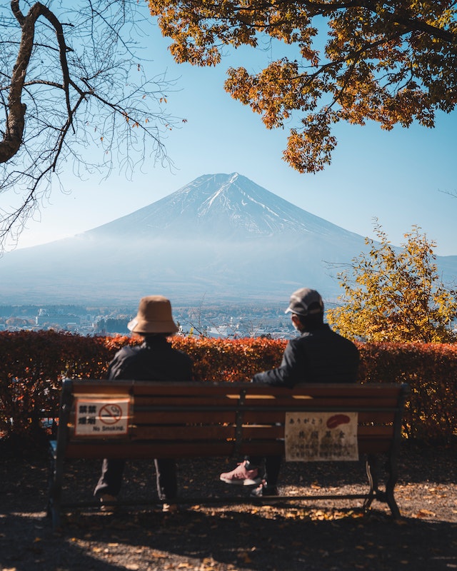 Ancianos en Japón mirando el paisaje.
