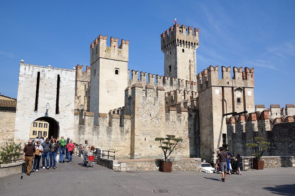 Fachada del frente del Castillo Scaligero.