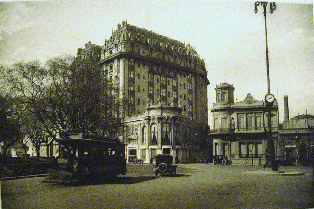 Construcciones del siglo XX, frente al Plaza hotel. 