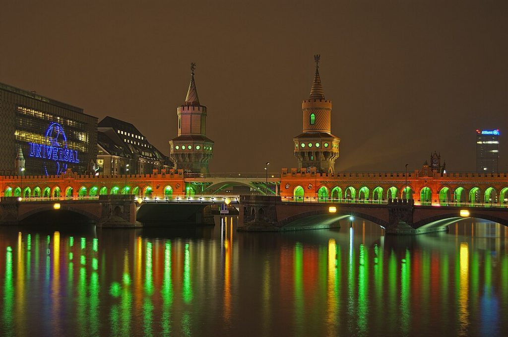 Puente Oberbaum de noche.