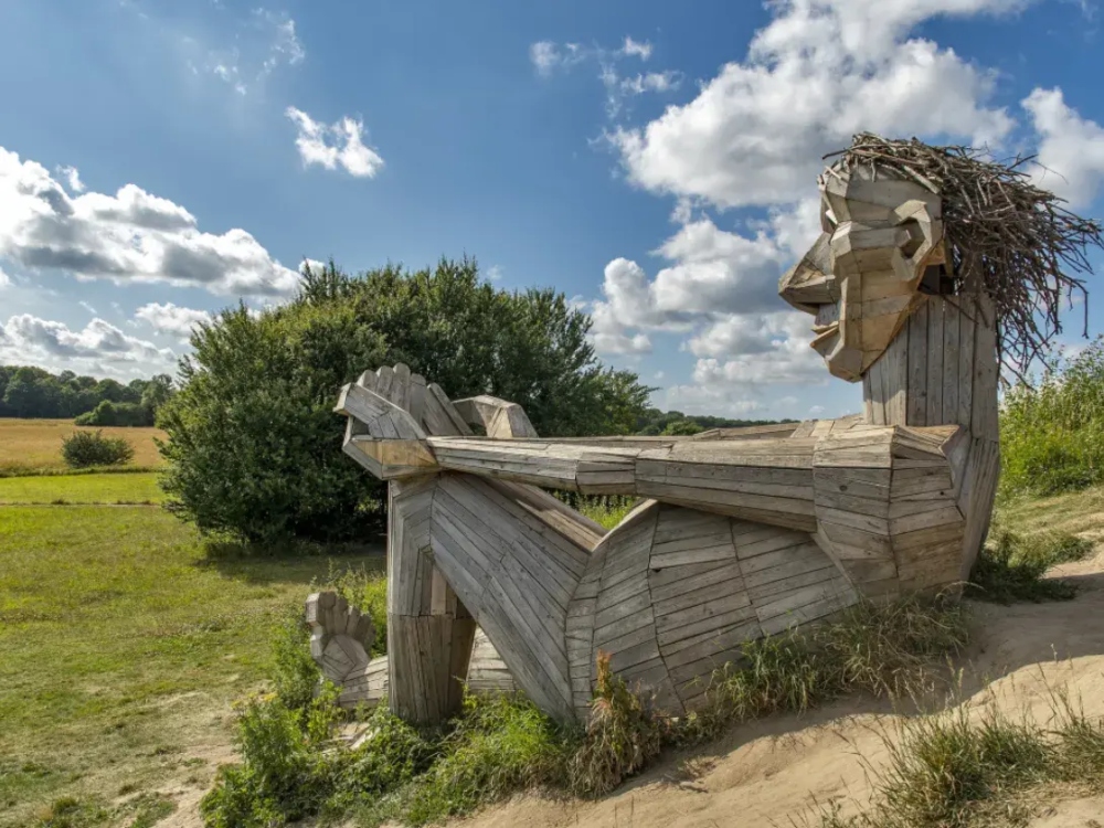 Uno de los trolls gigantes de madera que contempla el paisaje. 