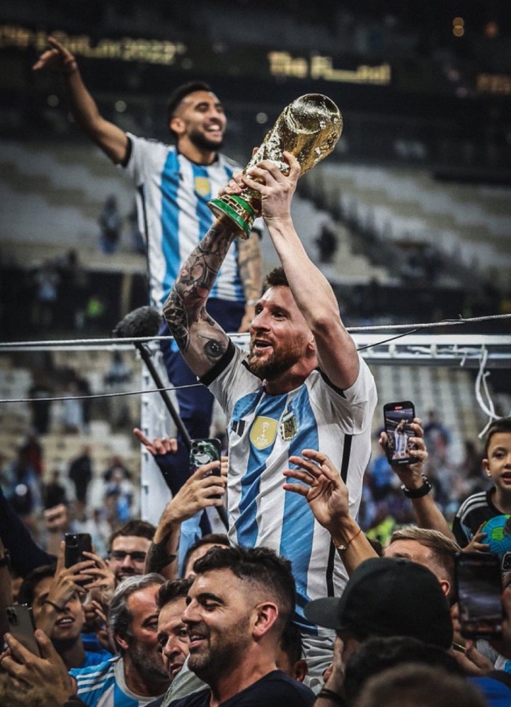 Lionel Messi con la Copa del Mundo. 
