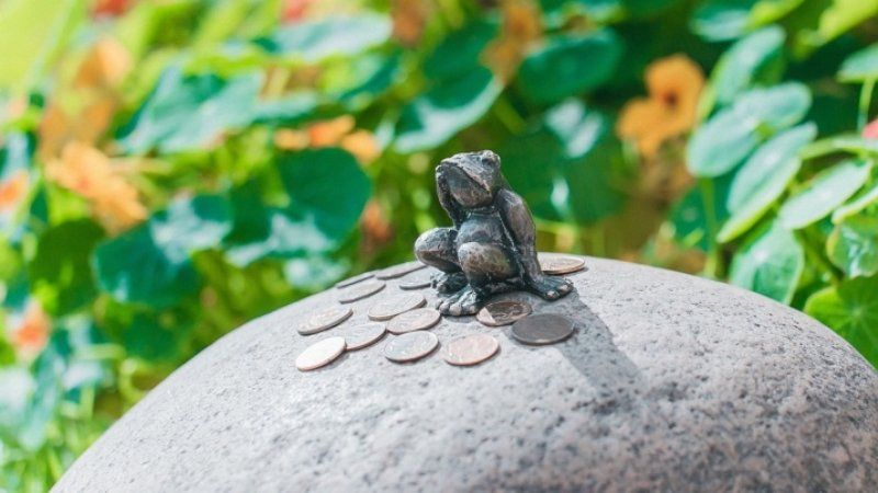 La escultura de bronce más pequeña del mundo con monedas.