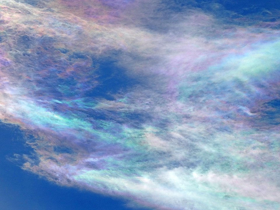 Nube "arcoíris" sobre el cielo de España. 