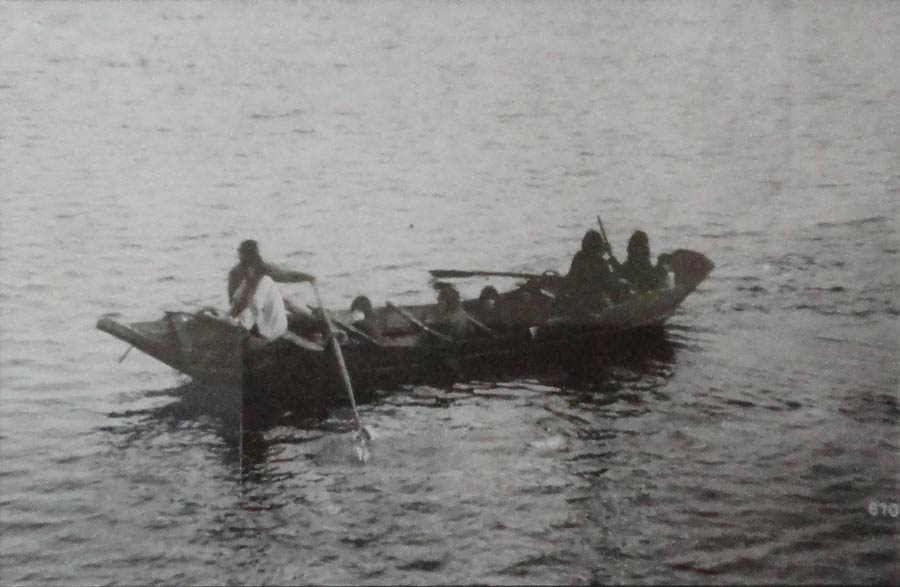 Habitantes del pueblo originario yagán en una de sus canoas.