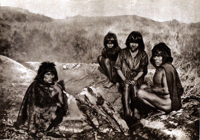 Grupo de personas que vivían en el pueblo originario yagán. 