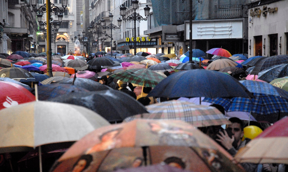 multitud con paraguas