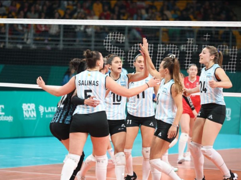 Las panteras, selección femenina de voley argentina, festejan el partido