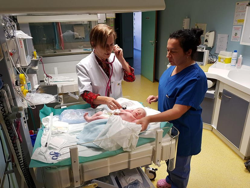 Pediatras atendiendo niño recién nacido