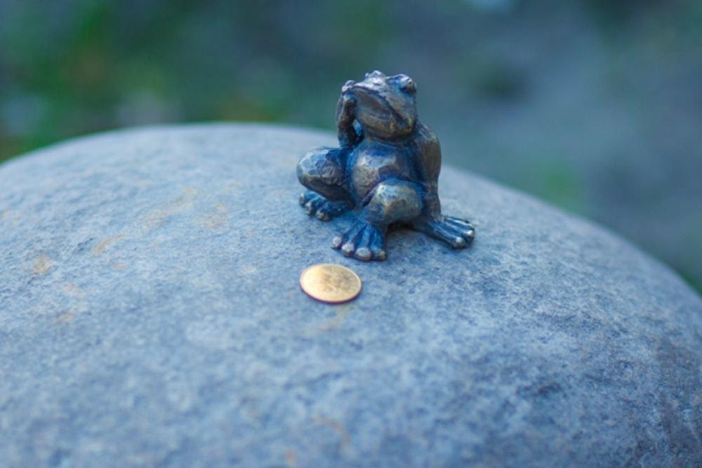 Detalles de la escultura de bronce más pequeña del mundo. 