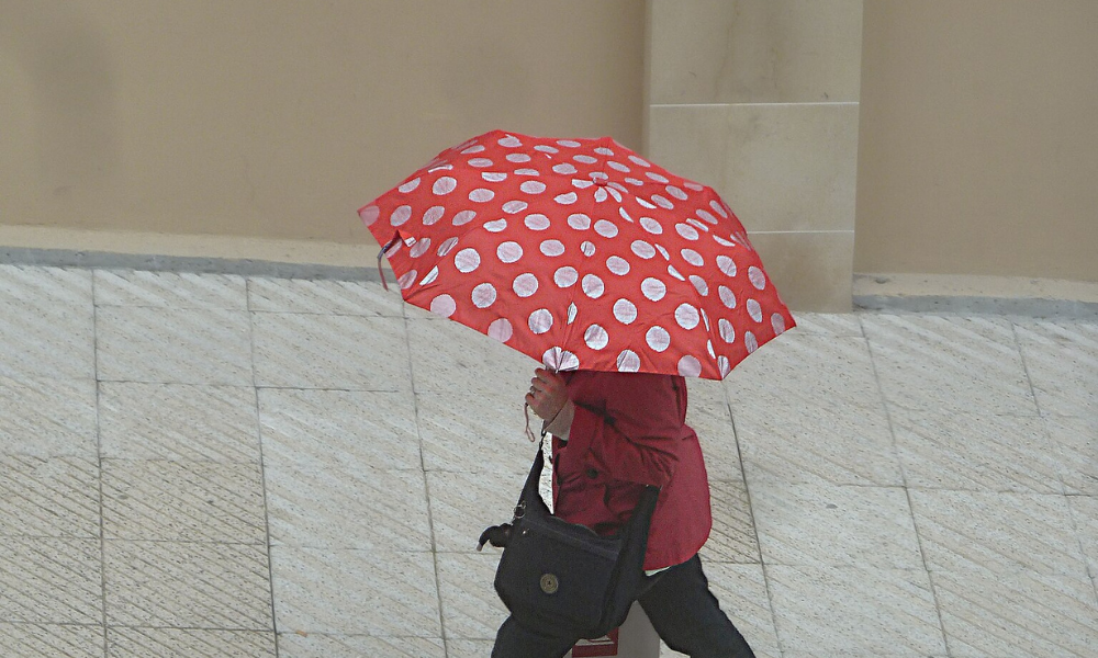 persona con paraguas