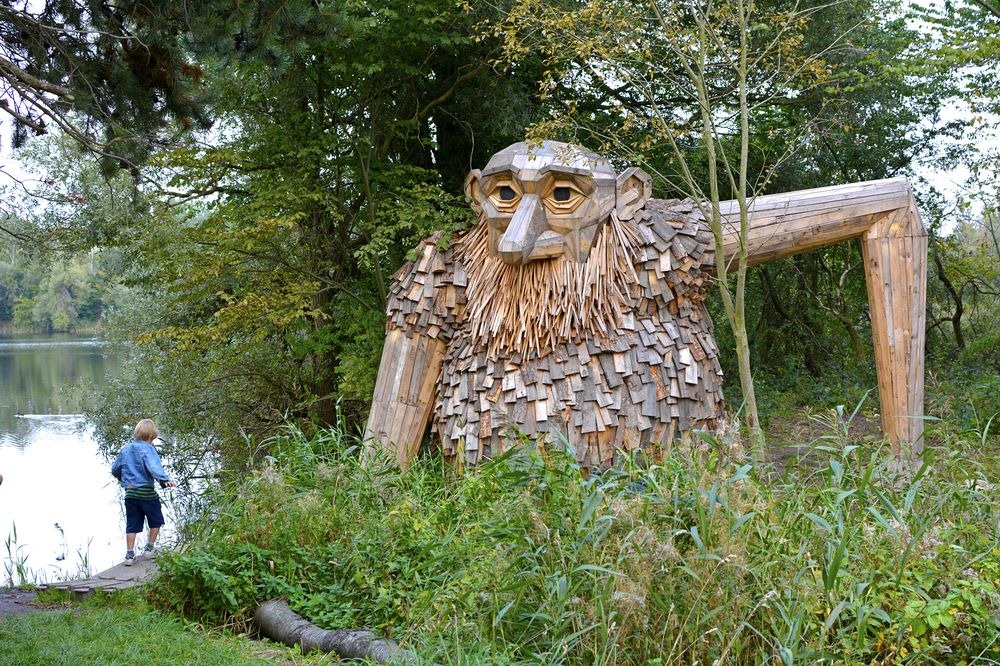 Uno de los trolls gigantes de madera, al borde del agua. 
