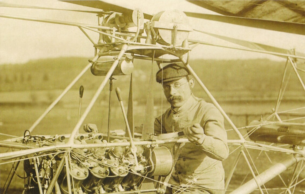 Paul Cornu a bordo del primer helicóptero de la historia. 