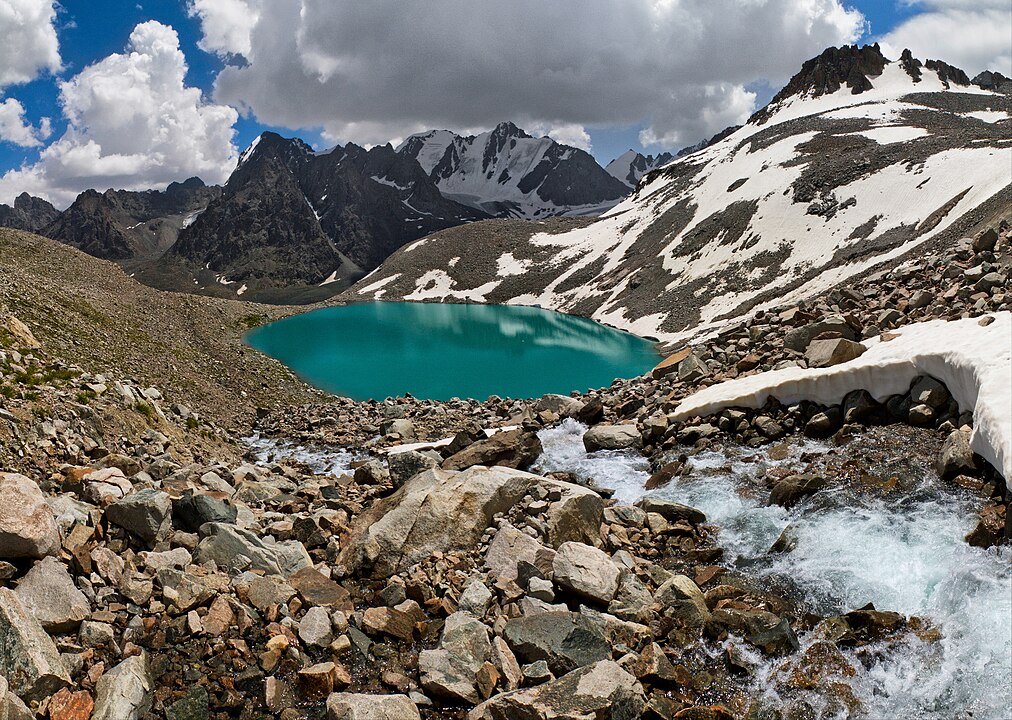 Montañas de Kirguistán, el país más alejado del mar. 