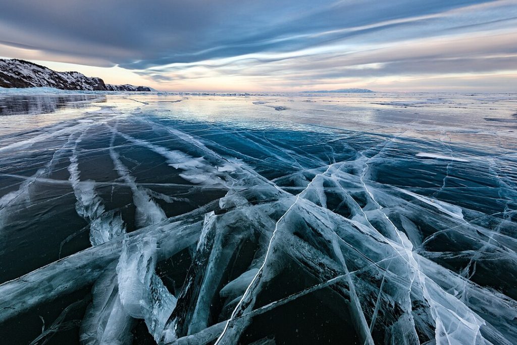 El lago más profundo del mundo, congelado. 