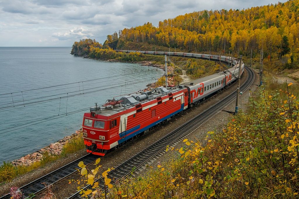 Tren Transiberiano junto al lago más profundo del mundo. 