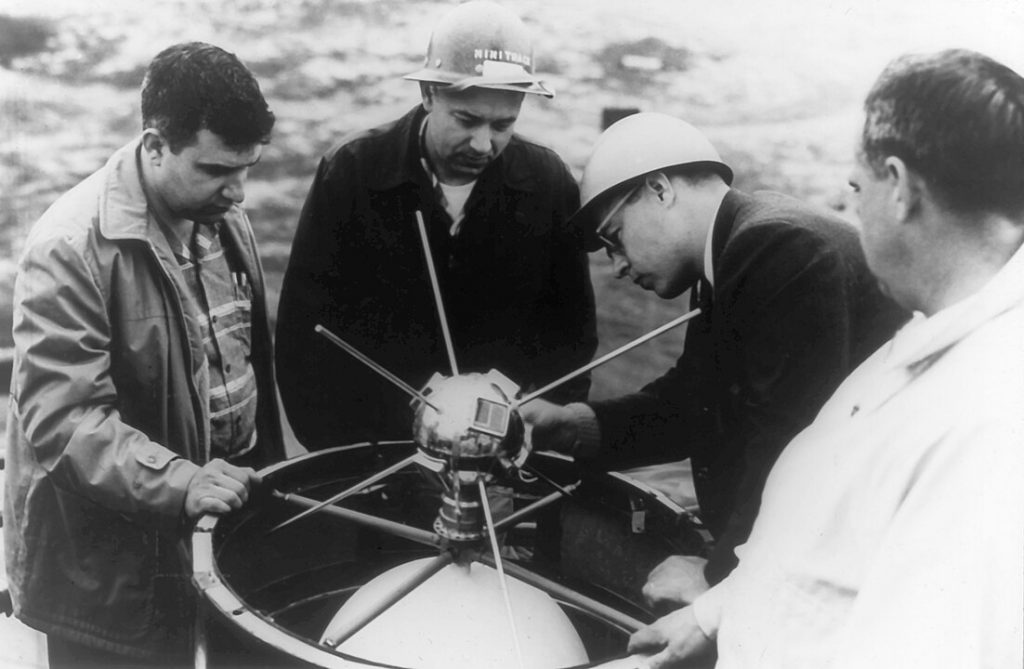 Foto de la preparación del satélite más antiguo que aún continúa en órbita. 
