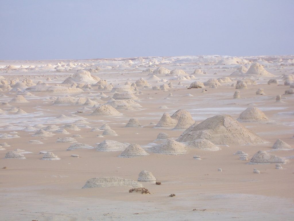 Vista panorámica del desierto blanco de Egipto. 