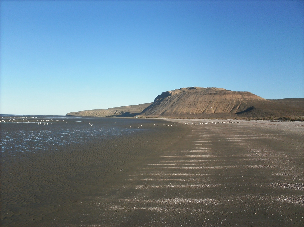 Paisajes montañosos que rodean a la playa Los Límites.