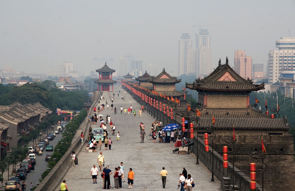 Personas caminan sobre la muralla de Xi'an.