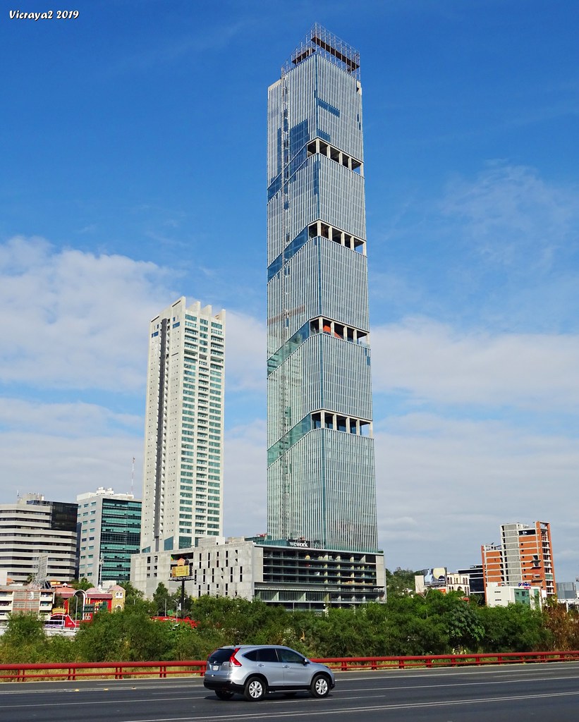 El edificio más alto de Latinoamérica observado desde una autopista cercana.